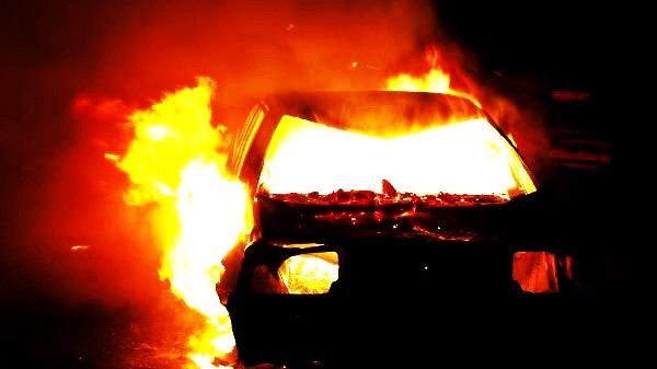 Madryt, Hiszpania:  Spalenie auta agencji nieruchomości w odpowiedzi na eksmisje oraz w solidarności z Anną i Silvią
