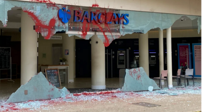Wielka Brytania: Skoordynowane akcje, w wyniku których zniszczono kilkadziesiąt placówek banku Barclays